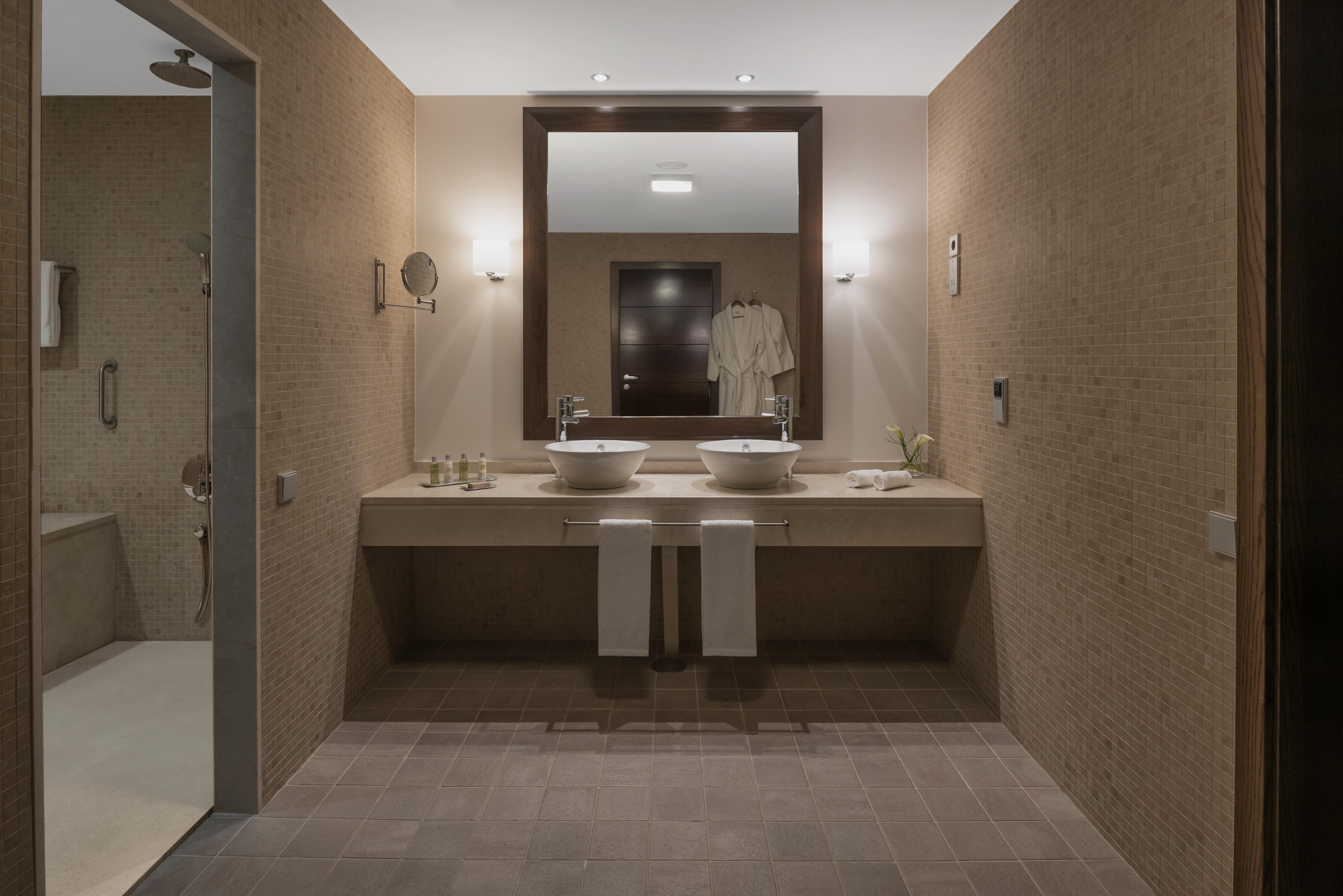 Doubletree By Hilton La Torre Golf Resort Roldán Екстериор снимка Bathroom