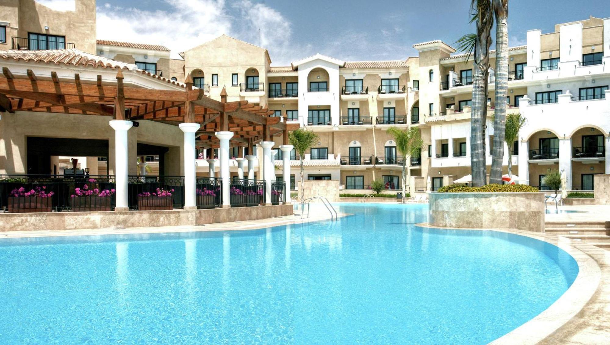Doubletree By Hilton La Torre Golf Resort Roldán Екстериор снимка The swimming pool at the hotel