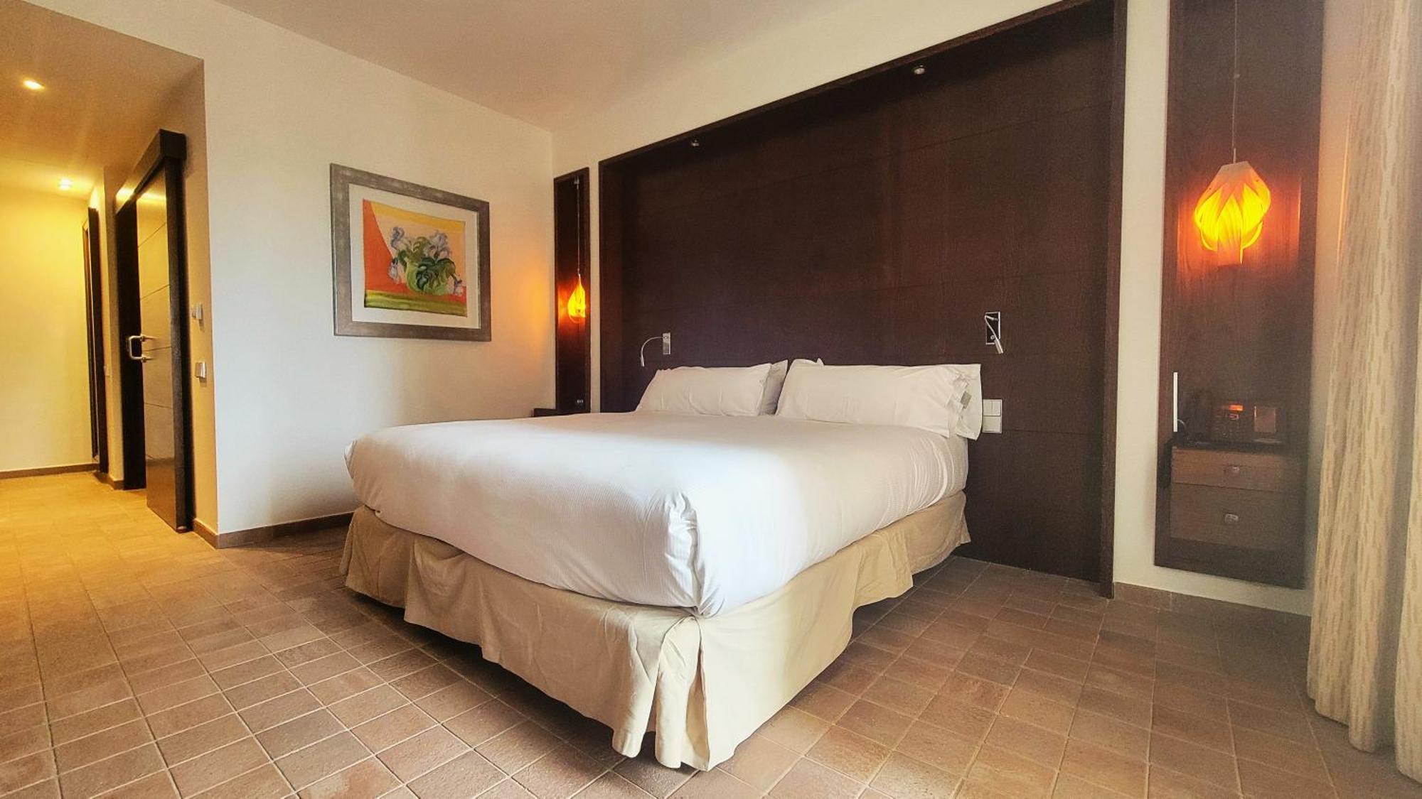 Doubletree By Hilton La Torre Golf Resort Roldán Екстериор снимка A bedroom at the hotel