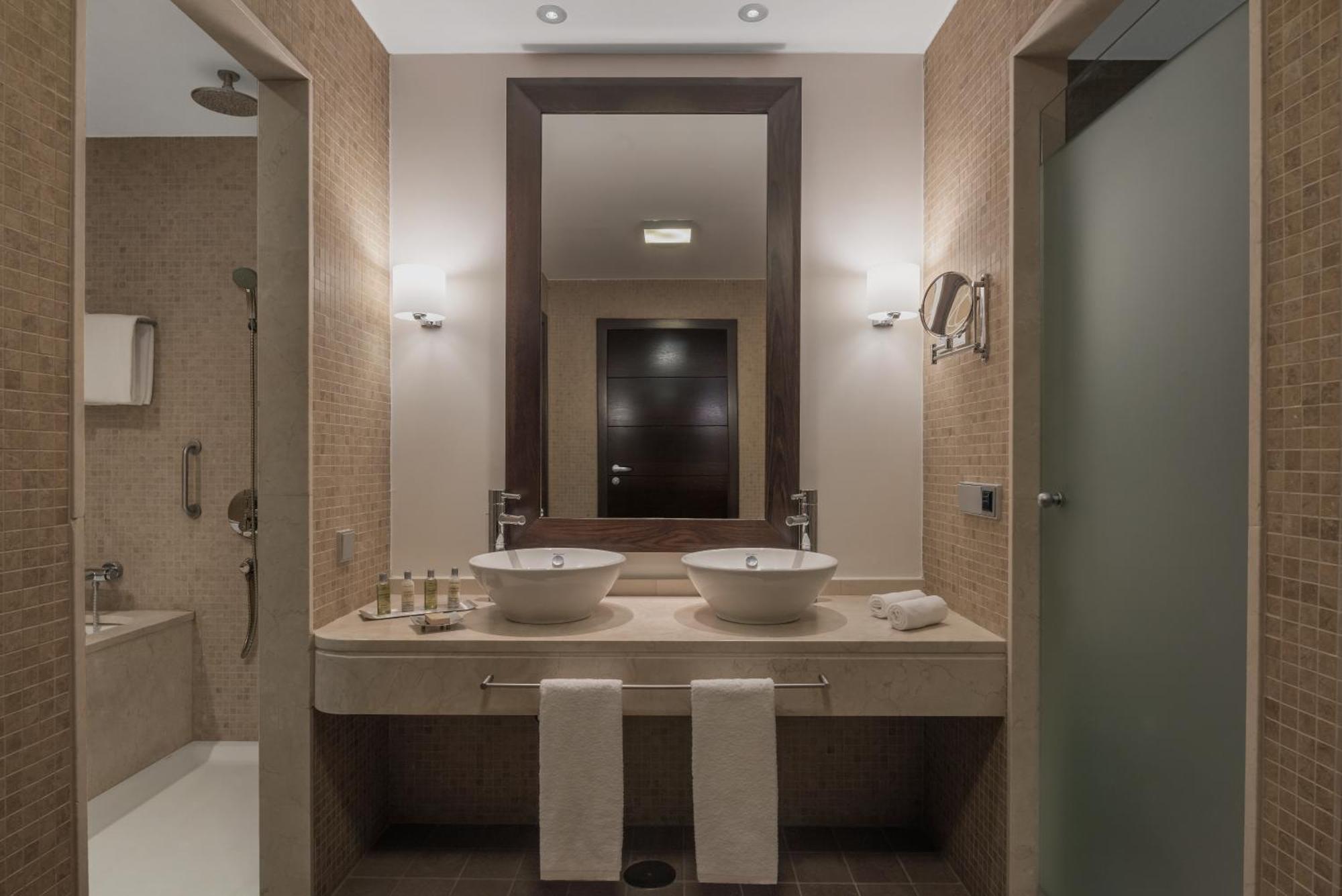 Doubletree By Hilton La Torre Golf Resort Roldán Екстериор снимка Bathroom