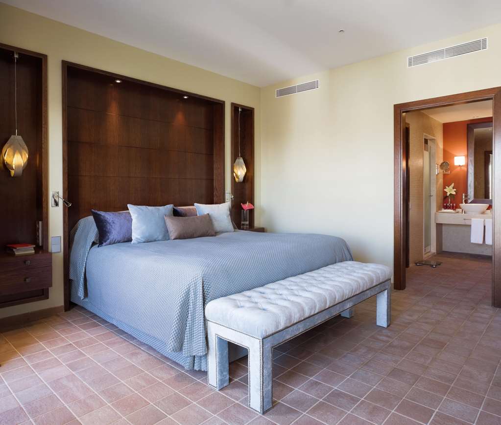 Doubletree By Hilton La Torre Golf Resort Roldán Стая снимка A bedroom at the hotel